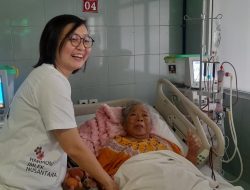 Dukung Pasien Gagal Ginjal, Yayasan Jaga Ginjal & Berbagi Cahaya Imlek Bagikan Telur Rebus di Jakarta
