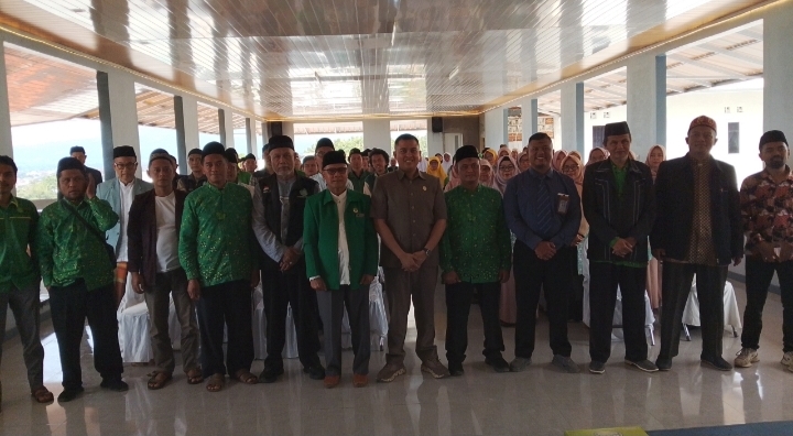 Reses yang berlangsung hangat dan penuh antusiasme itu dihadiri tokoh masyarakat, kader Persatuan Ummat Islam (PUI), unsur perempuan, pelaku UMKM, guru ngaji, serta warga dari berbagai wilayah di Kabupaten Garut.