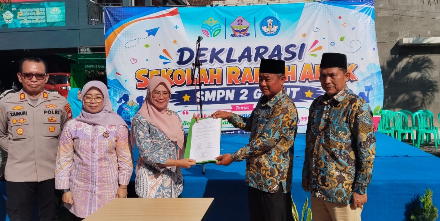 Kehadiran LinLin Andriyani dalam kegiatan tersebut mewakili Kepala DPPKBPPA Kabupaten Garut, Yayan Waryana, M.Si. Acara turut dihadiri perwakilan Dinas Pendidikan Kabupaten Garut, Kepala SMPN 2 Garut Darsono, para guru, komite sekolah, orang tua siswa, serta tamu undangan lainnya.