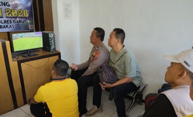 Kegiatan yang berlangsung mulai pukul 09.00 WIB hingga 11.00 WIB tersebut dihadiri oleh anggota Polsek Samarang, perangkat desa, tokoh masyarakat, serta warga yang antusias menyaksikan pertandingan antara Tim Nasional Meksiko melawan Korea Selatan.