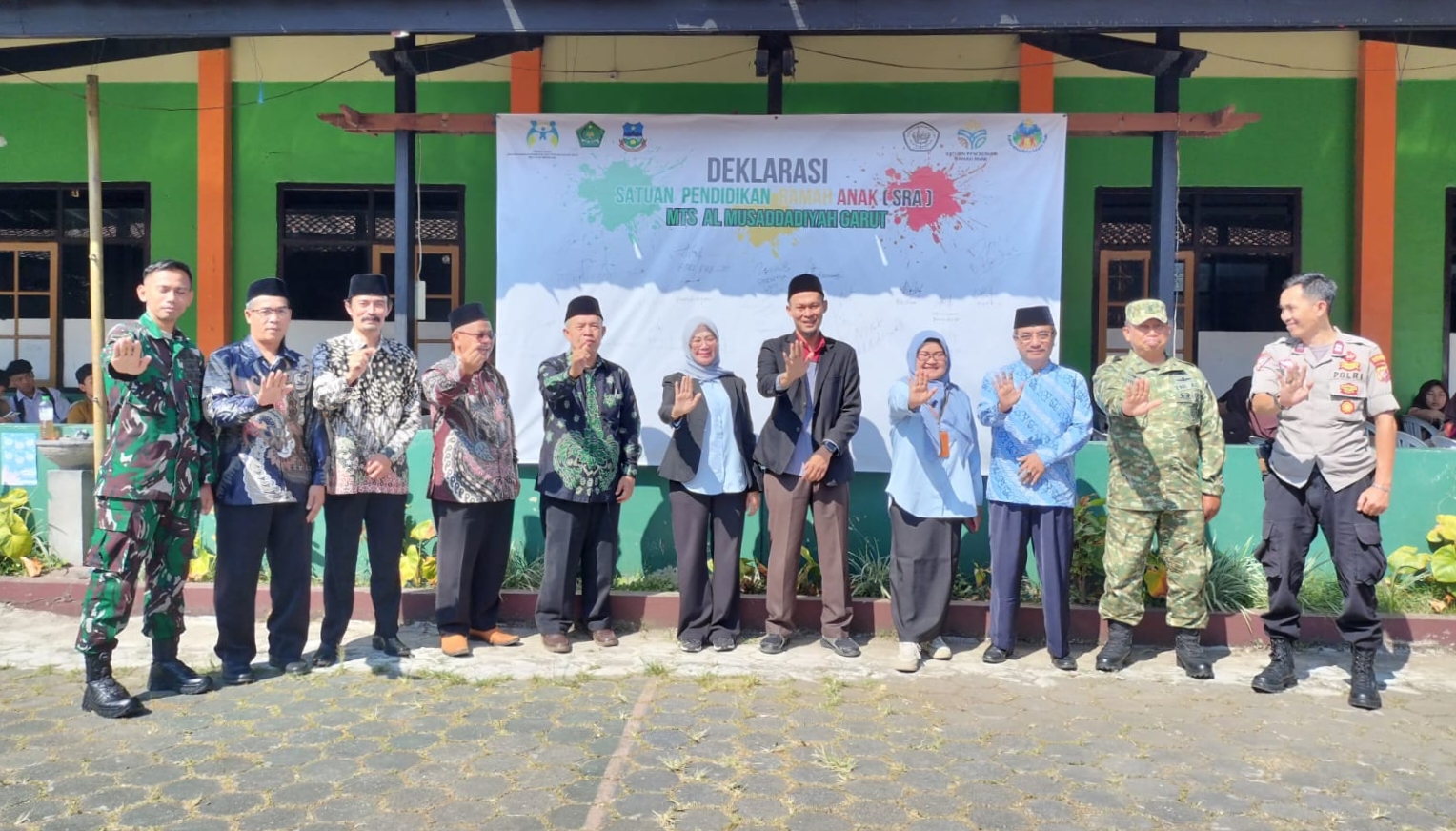 Kepala DPPKBPPPA Kabupaten Garut, Yayan Waryana, menyampaikan bahwa deklarasi ini merupakan langkah strategis untuk memastikan seluruh anak mendapatkan haknya atas pendidikan yang aman, bermartabat, dan bebas dari diskriminasi maupun kekerasan.