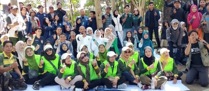 Kegiatan tersebut dihadiri langsung oleh Kepala Dinas Lingkungan Hidup (DLH) Kabupaten Garut, Jujun Juansyah Nurhakim, sebagai bentuk dukungan Pemerintah Kabupaten Garut terhadap penguatan kolaborasi lintas sektor dalam mewujudkan sistem pengelolaan sampah yang lebih efektif, berkelanjutan, dan berbasis partisipasi masyarakat.