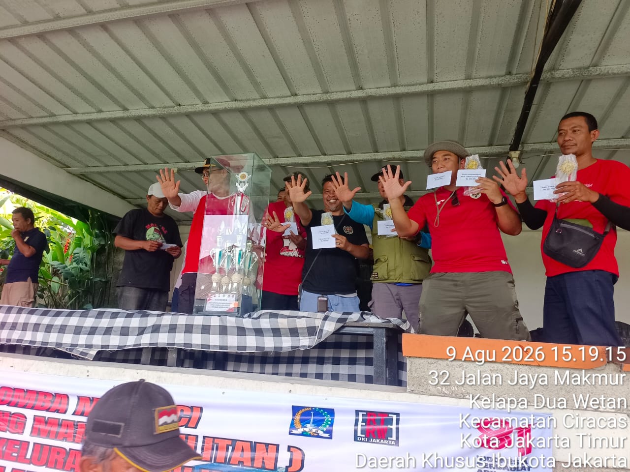 Sukarya Lurah Cililitan bersama para juara di Empang Galapung Bloombang Cibubur jakarta timur. (9/8/2026) Dok. Jiston.