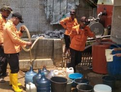 Hujan Tak Kunjung Turun, BPBD Garut Pasok Air Bersih untuk Warga Cintadamai