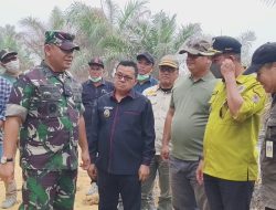 TNI Perkuat Penanganan Karhutla di Melawi, Salurkan Peralatan Pemadam kepada Masyarakat