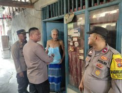 Jumat Peduli Polsek Pademangan Bagikan Sembako Secara Door to Door kepada Warga