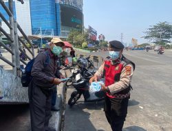 Siaga Abu Vulkanik, Polsek Tambora Bagikan 525 Masker kepada Masyarakat