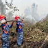Asap Masih Mengepul, Satgas Darat Lanud Sjamsudin Noor Perkuat Pembasahan Lahan Gambut