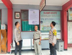 Jaga Pelajar, Kapolsek Bekasi Barat Melakukan Pemasangan Banner Maklumat di SMK Bina Siswa Utama