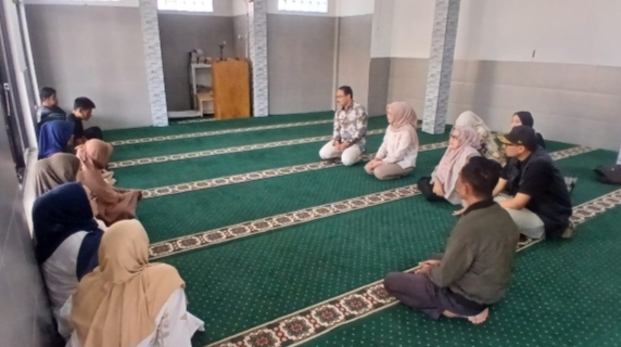 Pendampingan dilakukan melalui kunjungan sekaligus trauma healing terhadap korban yang belum ditemukan berada di Desa Situsaeur, Kecamatan Karangpawitan, Kabupaten Garut, Selasa, 25 September 2026.