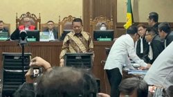 Eks Jampidsus Febrie Adriansyah Duduk di Kursi Terdakwa, Didakwa Terima SGD5 Juta