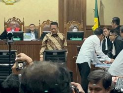 Eks Jampidsus Febrie Adriansyah Duduk di Kursi Terdakwa, Didakwa Terima SGD5 Juta