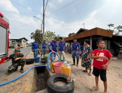 Kepedulian Tak Pernah Surut, Lanud Sjamsudin Noor Kembali Salurkan Air Bersih bagi Warga