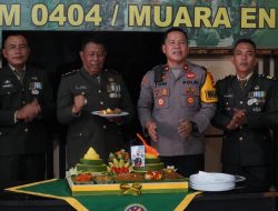 Kejutan HUT ke-81 TNI, Polres Muara Enim Datangi Kodim 0404 Bawa Tumpeng Pererat Sinergitas