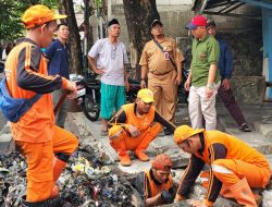 Jelang Musim Hujan, PPSU Cijantung Bersihkan Drainase di Jalan Gongseng Raya