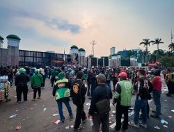 Polisi Bagikan Snack dan Air Minum kepada Peserta Aksi dari Unsur Ojol di DPR