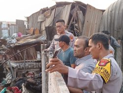 Korban Kebakaran di Kawasan Rawa Indah Terima Bantuan Polisi, Kapolsek Turun Langsung Temui Warga