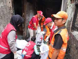 Pemkot Jaktim dan PMI Bersama Warga Kerja Bakti Bersihkan Puing Kebakaran di Kampung Melayu