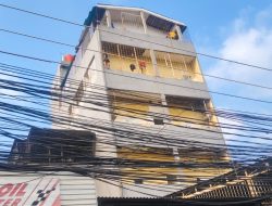 Aksi Cepat Petugas Kepolisian dan Warga Selamatkan Perempuan yang Bergelantungan di Lantai 4 Kos di Penjaringan
