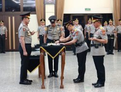 Kapolri Pimpin Sertijab Kakorlantas dan Tiga Kapolda di Mabes Polri