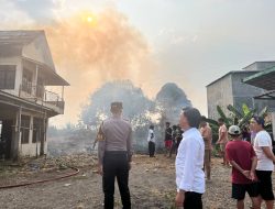Polisi Bersama Masyarakat Peduli Api: Kebakaran Hutan dan Rumah di Karang Raja, Polres Muara Enim Turun ke Lokasi