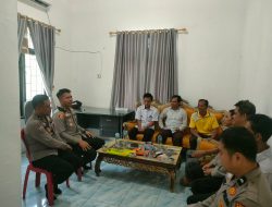 POLISI BERSAMA MASYARAKAT: Sambangi Kantor Desa Muara Meo, Polsek Tanjung Agung Ajak Warga Jaga Kamtibmas dan Cegah Karhutla