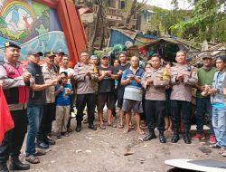 Jumat Berkah dan Jumat Peduli Polsek Pademangan, Bagikan 50 Nasi Kotak kepada Warga