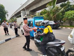 POLSEK KELAPA GADING GELAR JUMAT PEDULI, BAGIKAN 50 NASI KOTAK KEPADA OJOL DAN WARGA