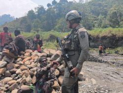 PERERAT KEDEKATAN DENGAN WARGA, SATGAS DAMAI CARTENZ GELAR PATROLI HUMANIS DI KAMPUNG WANDOGA