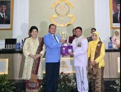 Ketua Umum PPAL Serahkan KTA Kepada 39 Pati Wisudawan Pada Upacara Wisuda Purnawira di AAL Bumi Moro Surabaya