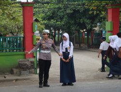Aksi Humanis Kapolres Muara Enim: Bantu Pelajar Menyeberang, Hadirkan Rasa Aman ke Sekolah