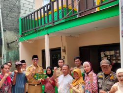 Camat Makasar Serahkan Kunci Rumah Hasil Program Bedah Rumah Baznas Bazis Jakarta Timur