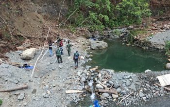 Wujudkan Akses Air Bersih, Satgas TMMD ke-130 Lanjutkan Pemasangan Jaringan Air Bersih di Kampung Yamboi