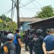 Brimob Dukung Kegiatan Ditresnarkoba di Kampung Ambon, Dua Orang Diamankan