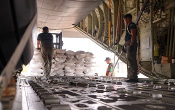 Hari Ketujuh OMC, TNI Kirim 17,4 Ton Bahan Semai ke Palembang dan Banjarmasin