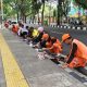 Jelang Piala Adipura, 12 Petugas PPSU Kelurahan Baru Cat Kanstin Sepanjang 1,7 Kilometer
