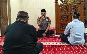 Polisi Bersama Masyarakat, Kapolsek Bekasi Barat Sholat Subuh Keliling di Masjid Al Ikhlas Kranji