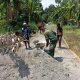 Cuaca Panas Tak Surutkan Semangat, Satgas TMMD Ke-130 Bersama Warga Percepat Penyelesaian Akses Jalan Masyarakat