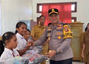 POLISI PEDULI PENDIDIKAN, KAPOLRES NGADA SALURKAN BANTUAN PERLENGKAPAN SEKOLAH KEPADA SISWA UPTD SDN RADHA