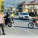 POLISI BERSAMA MASYARAKAT, KAPOLRES NGADA TURUN LANGSUNG ATUR LALU LINTAS PAGI DI SIMPANG LIMA BAJAWA