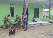 Sentuhan Kepedulian Satgas TMMD Ke-130, Prajurit Bantu Lansia Seabad Angkut Kayu Bakar