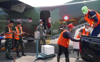 Percepat Penanganan Karhutla, TNI Semai 11.2 Ton Garam Dukung OMC di Kalimantan