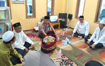 Polisi Bersama Masyarakat, Kapolsek Bekasi Barat Sambangi DKM An Nur Kranji, Ajak Tokoh Agama Cegah Tawuran dan Narkoba