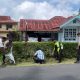 POLRES NGADA DAN MASYARAKAT BERSATU JAGA KEBERSIHAN LINGKUNGAN MELALUI PROGRAM GREEN POLICING  NGADA, BERITA-24TODAY.CO.ID – Polres Ngada terus mendorong kepedulian terhadap kebersihan dan kelestarian lingkungan melalui implementasi Program Quick Wins Polisi Bersama Masyarakat. Salah satunya diwujudkan melalui kegiatan Green Policing dengan melibatkan personel kepolisian dan masyarakat dalam aksi kerja bakti di Kota Bajawa, Jumat (30/10/2026).  Kegiatan yang berlangsung sekitar pukul 09.30 WITA tersebut dipusatkan di sepanjang Jalan R.A. Kartini, Kelurahan Kisanata, Kecamatan Bajawa, Kabupaten Ngada. Aksi kerja bakti dipimpin langsung oleh Kasat Tahti Polres Ngada, IPDA Ahmad Syahbudin, bersama sejumlah personel Polres Ngada dan masyarakat setempat.  Dalam kegiatan tersebut, personel kepolisian bersama warga bergotong royong membersihkan lingkungan sekitar jalan guna menciptakan kawasan yang lebih bersih, sehat, nyaman, dan tertata.  Kegiatan ini tidak sekadar menjadi aksi menjaga kebersihan lingkungan, tetapi juga merupakan bentuk kepedulian Polri terhadap persoalan lingkungan sekaligus upaya mempererat hubungan kemitraan antara kepolisian dan masyarakat.  Kapolres Ngada, AKBP Dr. Gede Harimbawa, S.E., S.H., M.H., M.I.Kom., menyampaikan bahwa Green Policing merupakan salah satu bentuk nyata kehadiran Polri di tengah masyarakat. Menurutnya, tugas kepolisian tidak hanya terbatas pada pemeliharaan keamanan dan ketertiban masyarakat, tetapi juga mencakup keterlibatan dalam kegiatan sosial dan kepedulian terhadap kelestarian lingkungan.  “Melalui kegiatan Green Policing ini, kami ingin mengajak seluruh elemen masyarakat untuk bersama-sama menumbuhkan kepedulian terhadap lingkungan. Menjaga kebersihan bukan hanya tanggung jawab pemerintah atau kepolisian, tetapi merupakan tanggung jawab kita bersama. Dengan semangat gotong royong, kita dapat menciptakan lingkungan yang bersih, sehat, nyaman, dan asri,” ungkap Kapolres.  Lebih lanjut, Kapolres berharap kegiatan serupa dapat dilaksanakan secara berkelanjutan sehingga budaya gotong royong semakin tumbuh dan sinergitas antara Polri dengan masyarakat semakin kuat.  Melalui program Polisi Bersama Masyarakat, Polres Ngada berkomitmen untuk terus menghadirkan kegiatan positif yang memberikan manfaat langsung bagi masyarakat.  Green Policing menjadi pengingat bahwa menjaga lingkungan bukan semata-mata tugas pemerintah atau aparat kepolisian, melainkan tanggung jawab seluruh elemen masyarakat. Lingkungan yang bersih dan sehat berawal dari kepedulian serta tindakan nyata bersama.  Polri Hadir, Masyarakat Terayomi, Lingkungan Terjaga.