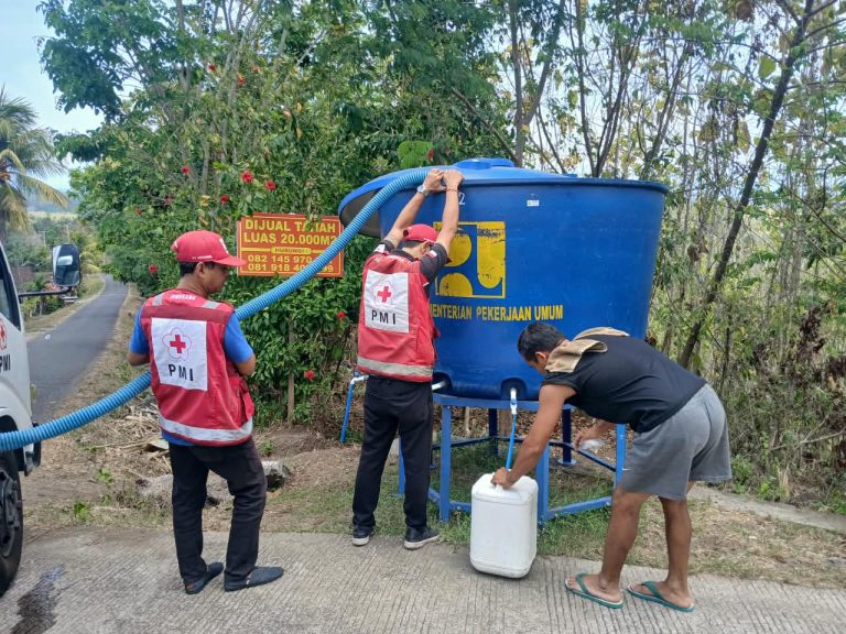 675.000 Distribusi Air Bersih Terus Dilakukan di 3 Kabupaten Terdampak