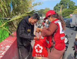 Pelayanan Kemanusiaan PMI Hadir untuk Pengendara di Tengah Antrean BBM